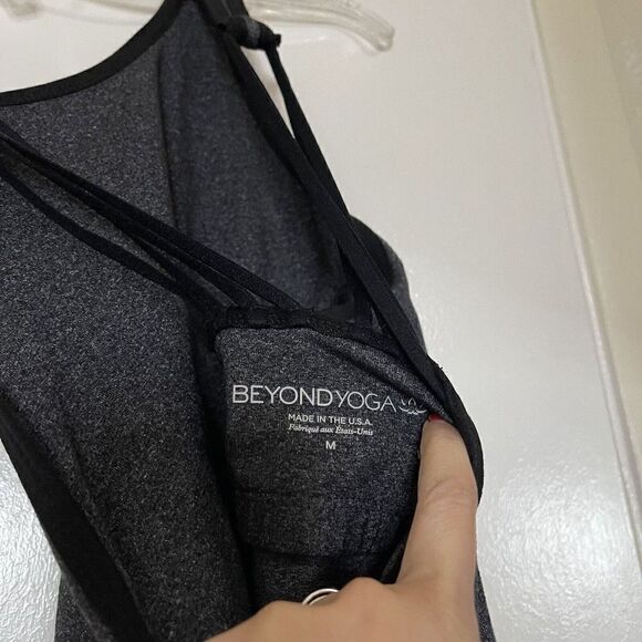 BEYOND YOGA gray unlined shelf bra side mesh pocket tank top size medium - Picture 5 of 7